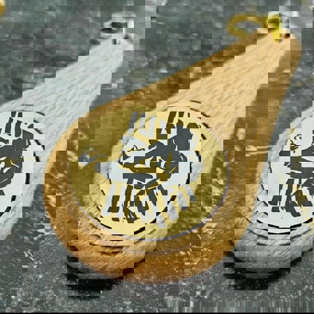 Llavero de madera para hotel Oaky Drop marrón claro 110 x 55 mm - un lado