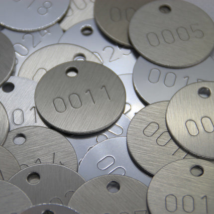 Llavero de aluminio Ø30 mm con número grabado - por unidad