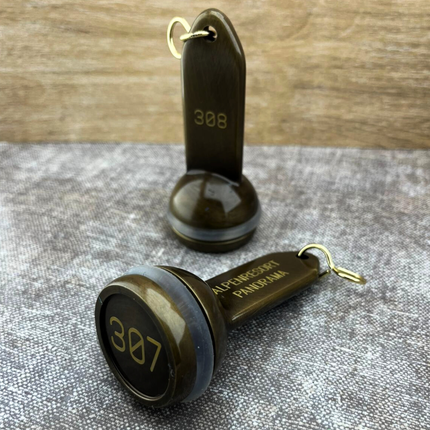 Llavero para hotel Empire de laton bruñido 40x90 mm personalizable - Por unidad