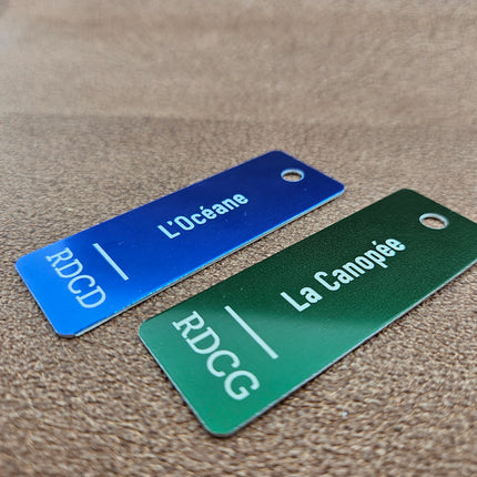 Llavero de aluminio rectangular con texto y numero 25x70 mm - Por unidad