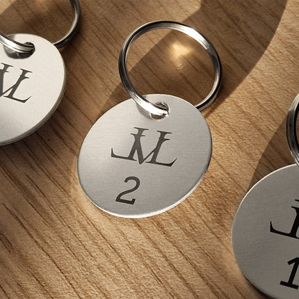 Llavero de aluminio con logotipo y numeracion deseado - Por unidad
