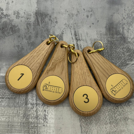 Llavero para hotel Oaky Drop marrón claro 110 x 55 mm - ambos lados